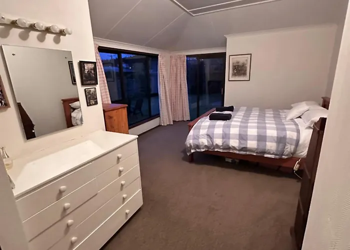 Private Home, Downtown * Wanaka